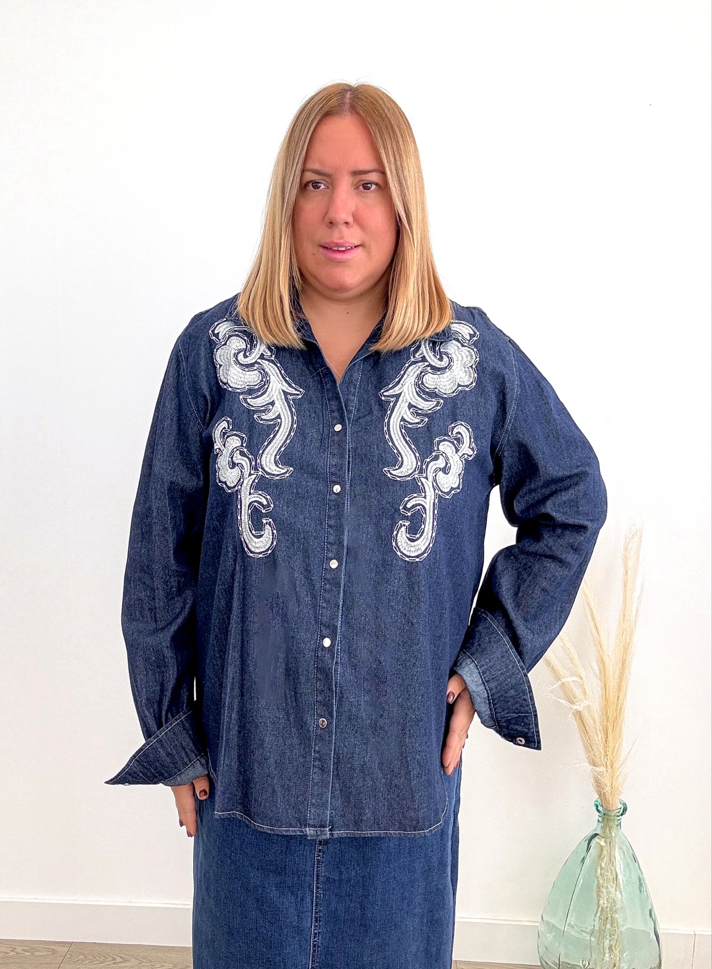 CAMISA DENIM BORDADA